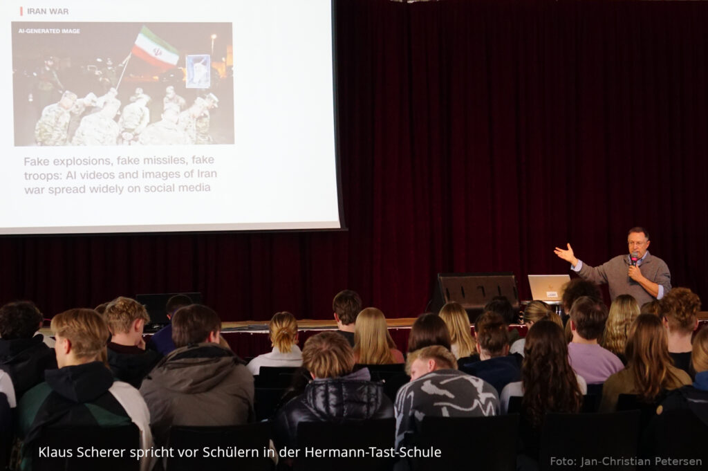Klaus Scherer in der Husumer Hermann-Tast-Schule