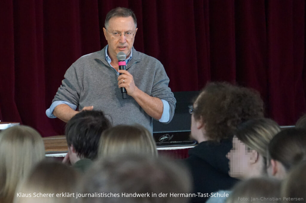 Klaus Scherer in der Hermann-Tast-Schule vor Schülern